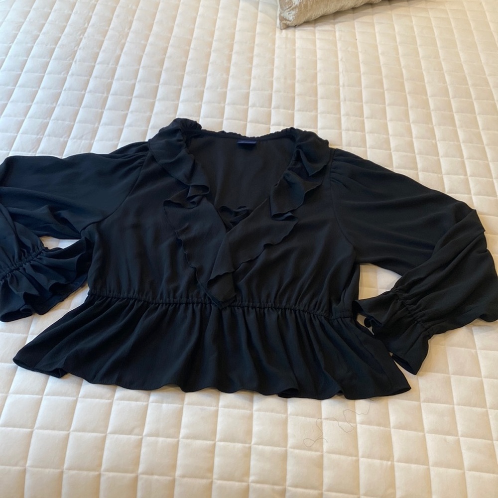 Blouse v neck w/ ruffle and elastic waist